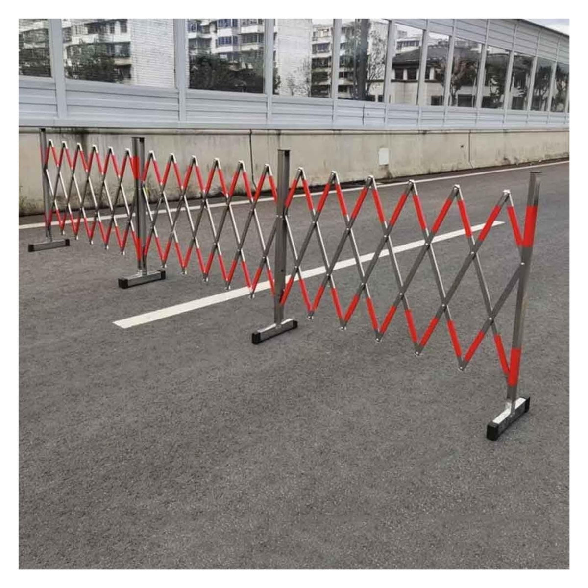 Telescopic Expandable Metal Barrier – Mobile Retractable Safety Barrier for Road Blockades & Construction Sites (1.5 x 7.9 m) – Durable Portable Crowd Control S